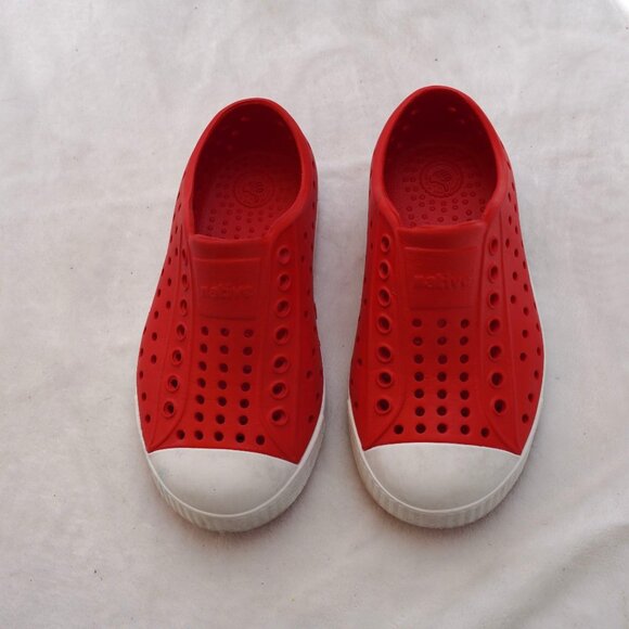 Native Jefferson C9 Red‎ Lightweight Water Shoes - Picture 1 of 8